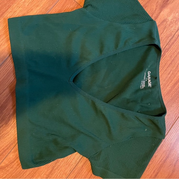 Bundle of garage tops - Picture 7 of 8